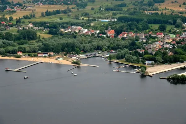 Letnie kino plenerowe i koncert na barce w Kopicach – sprawdź program
