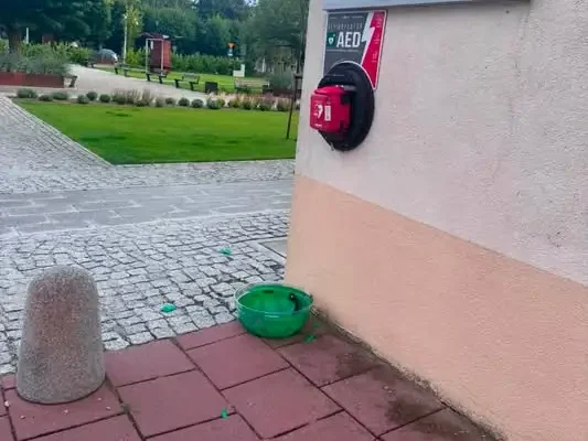 Wandalizm w Nowogardzie: zniszczono obudowę defibrylatora AED przy urzędzie
