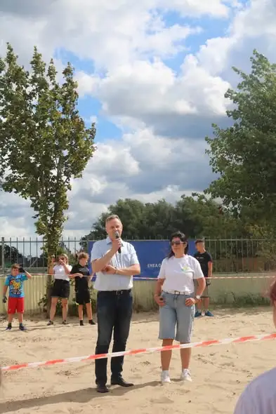 Kopanie skarbów na plaży w Stepnicy – wakacyjna przygoda z Enea