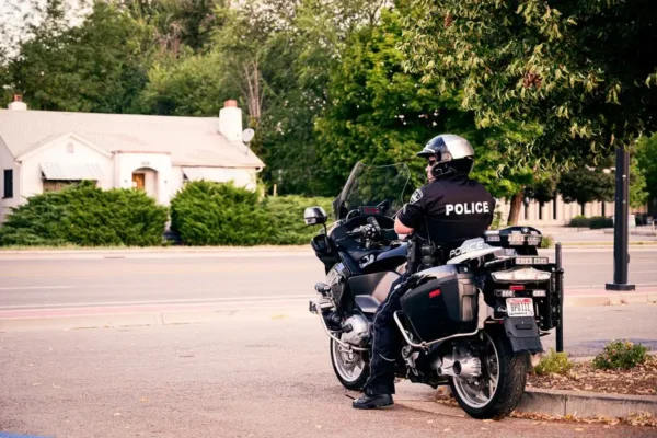 Nietrzeźwy motocyklista uderzył w ogrodzenie w gminie Goleniów