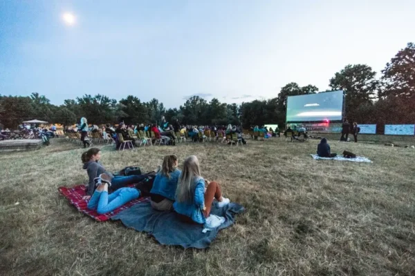 Kino plenerowe nad Jeziorem Maszewskim – komedia „Dalej Jazda 2” już 15 sierpnia