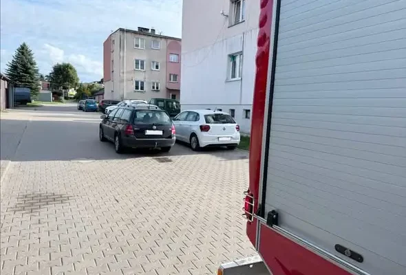 Pożar w Osinie: Strażacy apelują o nieblokowanie dróg dojazdowych