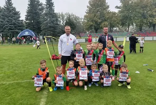 Turniej Pierwsza Piłka w Nowogardzie – młodzi zawodnicy z Pomorzanina na boisku