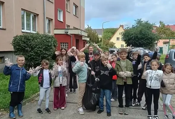 Uczniowie z Goleniowa posprzątali teren wokół szkoły w ramach akcji „Sprzątanie Świata”