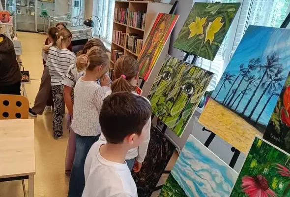Lekcja języka polskiego w bibliotece – klasa 4b odkrywała sztukę malarską