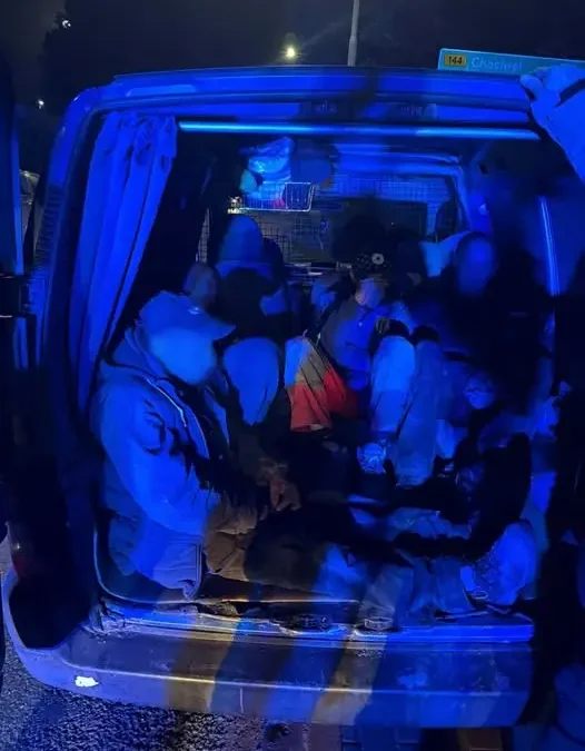 Nowogard: 44-latek bez prawa jazdy wiózł cztery osoby na pace Citroena