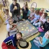 Stepnica: Szkoła w projekcie „Codzienne przygody z Jano i Wito” – lekcja empatii w Dniu Głośnego Czytania